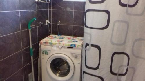 蒂瓦特Apartman Strahinja的浴室内配备有洗衣机