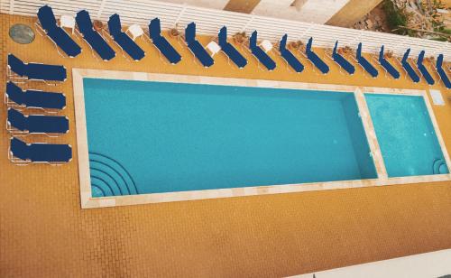 北马马亚-讷沃达里Lavender Villa的一个带蓝色水和蓝色椅子的游泳池