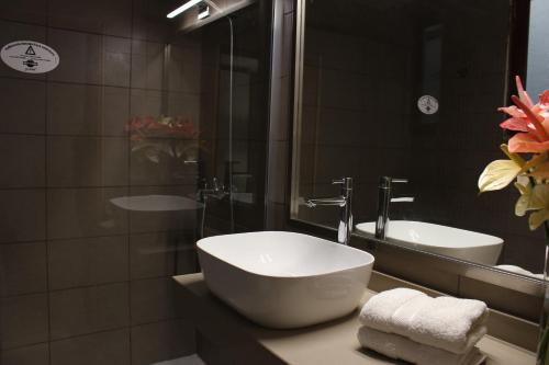 加尔达尔Gáldar, habitación privada en la playa的浴室设有白色水槽和镜子