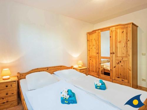 StubbenfeldeVilla Maria Gabriele Whg 02的一间卧室配有两张床和蓝色毛巾。