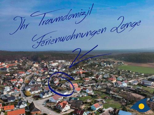 于克里茨Haus Ueckeritz Loggiawohnung的天空中写着字的城市图