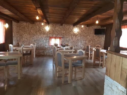 Gornji Babin PotokPlitvice Antico的一间在房间内配有桌椅的餐厅