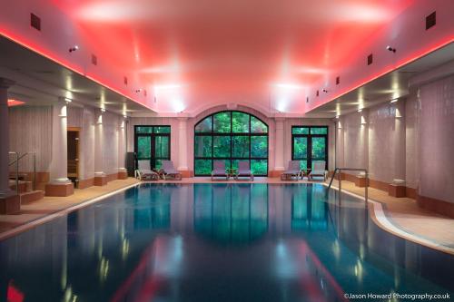切斯特Crabwall Manor & Spa - BW Signature Collection的一座红色灯光的大型游泳池