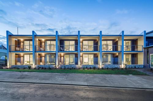 金斯科特Aurora Ozone Hotel Kangaroo Island的街道上带有蓝色柱子的公寓楼