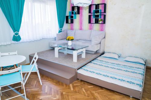 索非亚Sofia Central Pretty Apartment的客厅配有沙发和桌子