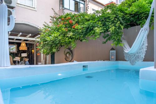 里斯本里斯本加兰住宿加早餐旅馆的一座带吊床的游泳池,位于一座建筑旁边