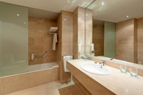 休达休达普尔塔非洲酒店的浴室配有盥洗盆和浴缸。
