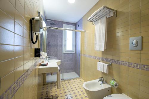 切法卢阿尔特密丝酒店的一间带水槽和卫生间的浴室