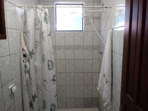 伊利亚贝拉Chalé da Dô的带淋浴和浴帘的浴室