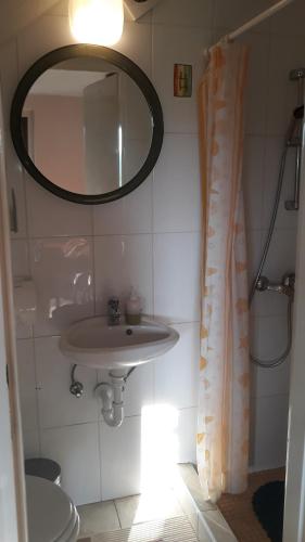 圣马丁娜穆里Kuća za odmor JAPICA的一间带水槽和镜子的浴室