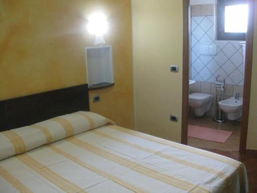 迪亚曼特Agritursmo Montesalerno的一间卧室配有一张床,浴室设有卫生间