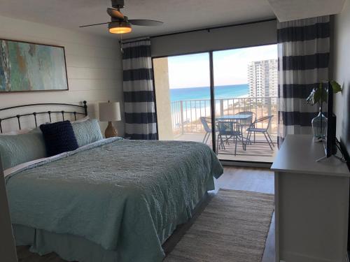 巴拿马城海滩Regency Towers - beachfront condo的一间卧室配有一张床,享有海景
