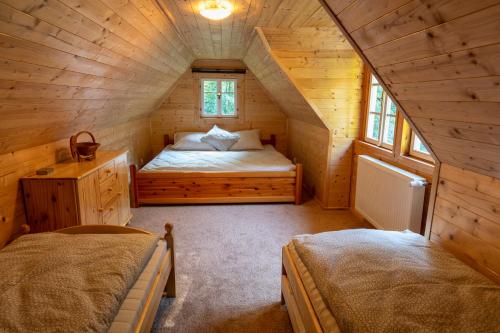 赫任斯科Chalupa 47的小木屋内一间卧室,配有一张床