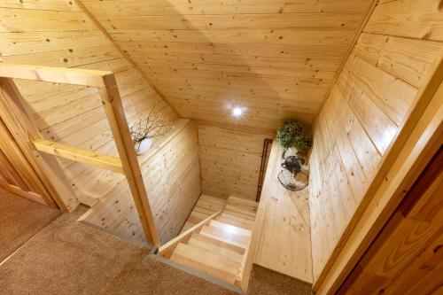 赫任斯科Chalupa 47的享有木制桑拿浴室的内部景致
