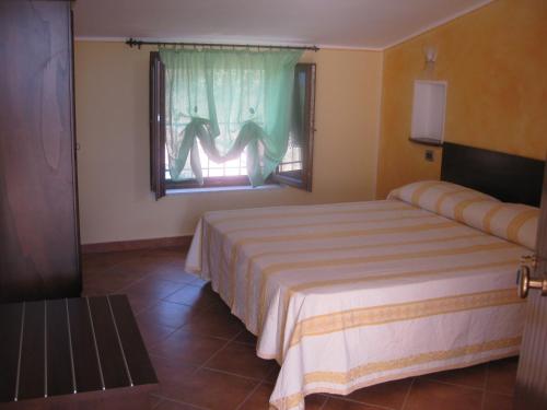 迪亚曼特Agritursmo Montesalerno的一间卧室设有一张大床和一个窗户。