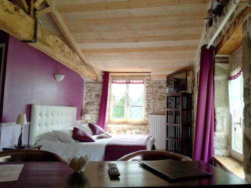 莱瑟佩瑟拉雅拉尼利酒店的一间卧室配有一张紫色墙壁和窗户的床