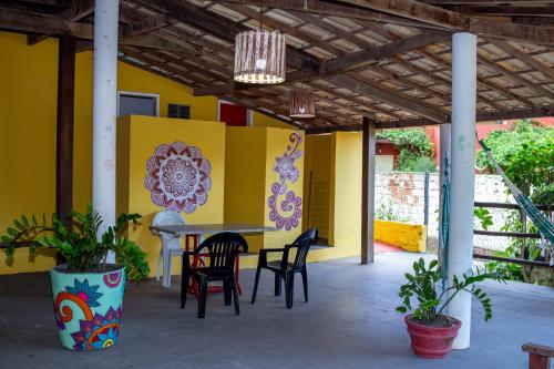 因巴塞Pousada Pelô de Imbassaí的天井配有桌椅和黄色墙壁