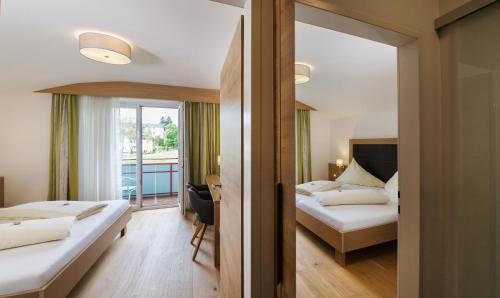 菲拉赫加尼索莱尔酒店的酒店客房设有两张床和一个阳台。