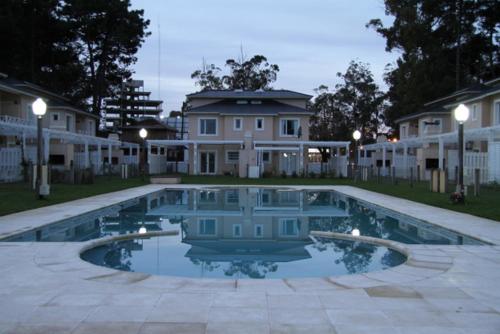 皮纳马尔Complejo Tridente的房屋前的大型游泳池