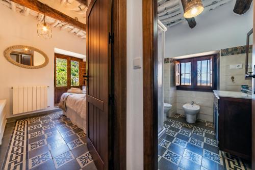 布维翁Casa Tita María的客房设有带一张床和卫生间的浴室。