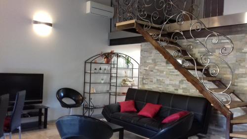 AuriolEclats du Sud的带沙发和螺旋楼梯的客厅