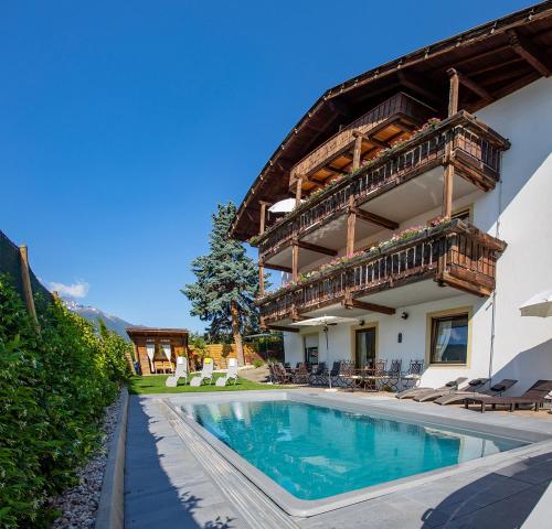 西兰德罗Alpenresidenz Maria的一个带游泳池和阳台的房子