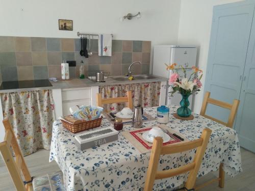 Villar PelliceChez Bonjour的厨房配有桌子、桌布和桌布