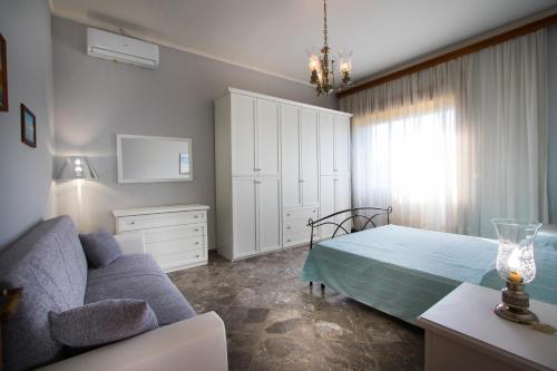 萨尔维CASA MARIA的一间卧室配有蓝色的沙发和一张床