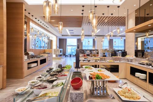 恒春古城垦丁怡湾渡假酒店的在餐厅里享用自助餐,那里提供许多食物