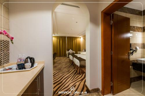 吉达Mirage Hotel Jeddah的一间酒店客房 - 带一张床和一间浴室