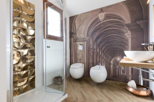 阿尔盖罗Villa Dama luxury的一间带两个水槽和玻璃淋浴间的浴室