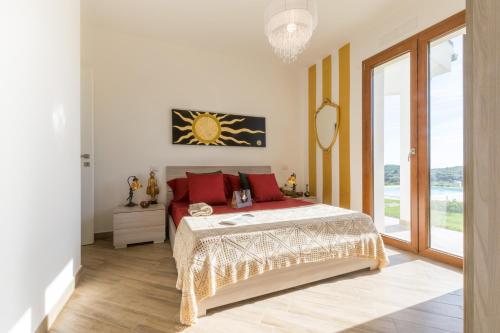 阿尔盖罗Villa Dama luxury的一间卧室设有一张床和一个大窗户