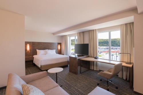 哈利法克斯Residence Inn by Marriott Halifax Dartmouth的酒店客房设有一张床和一张带电视的书桌。
