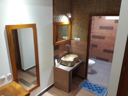 吉利特拉旺安吉利特拉万安巴伦塔简易别墅假日公园的一间带水槽、卫生间和镜子的浴室