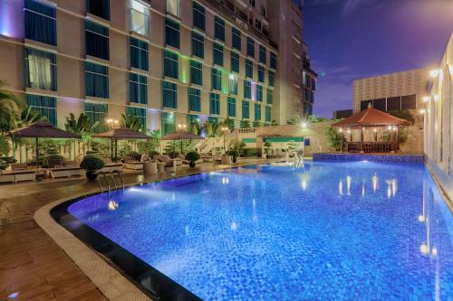 土龙木市米拉酒店的夜间在酒店前的游泳池