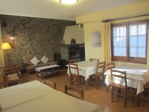 Urtx卡尔梅托乡村民宿的客厅设有桌椅和石墙
