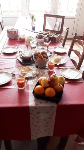奥尔贝Les ô welches côté lac的一张桌子上放着一盘水果