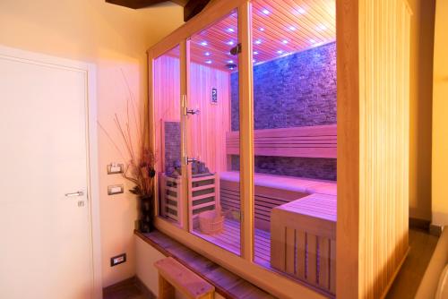 廖卢纳托B&B La Torretta的客房设有带紫色灯的大窗户。