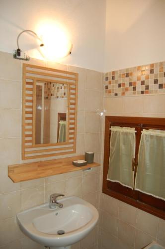 AlbizzateLaghi d'Insubria的一间带水槽和镜子的浴室