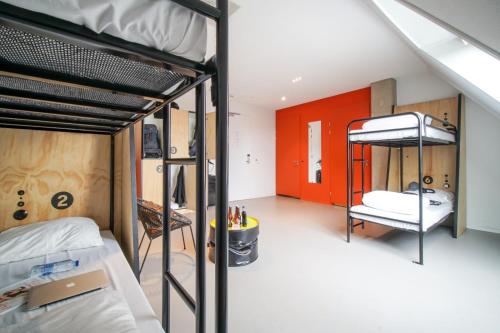 阿姆斯特丹阿姆斯特丹街旅舍的一间设有两张双层床和红色门的房间
