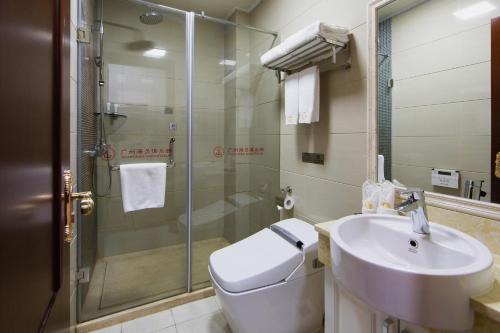 广州广州海员俱乐部的浴室配有卫生间、盥洗盆和淋浴。