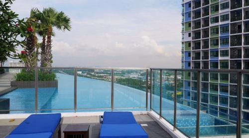 莎阿南Studio Apartment with Balcony by Host Assist i-City的从大楼内可欣赏到游泳池的景色