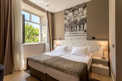 尔纳罗酒店客房内的一张或多张床位