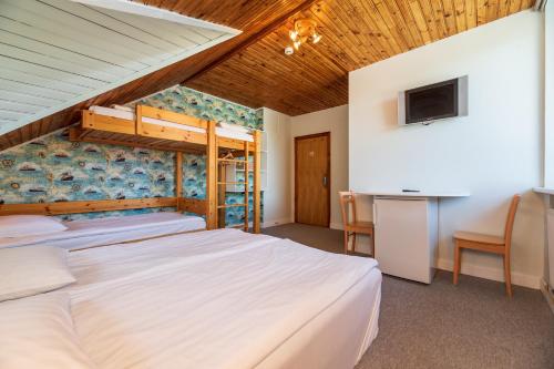 帕兰加AV生井酒店的一间卧室配有两张床和一台平面电视