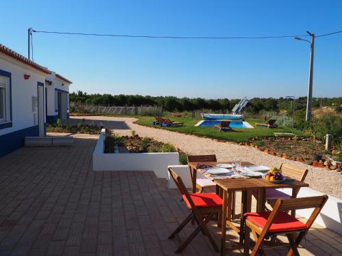 拉戈斯Quinta do Maranhão的一个带桌椅的庭院和一个游泳池