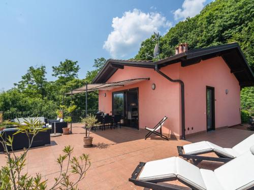 奥杰比奥Belvilla by OYO Panoramica的庭院和房屋度假屋