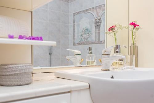 索利纳Apartment Martina Soline的白色的浴室设有水槽和镜子