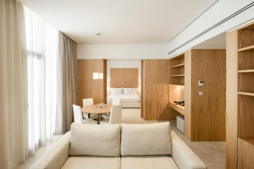 科威特Delta Hotel Apartments的带沙发的客厅和卧室