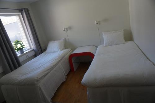 韦斯特罗斯IzKaMaGe Hotel的小型客房 - 带2张床和窗户