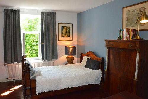 法尔肯堡杰拉楚住宿加早餐旅馆的一间卧室设有一张床和一个窗口